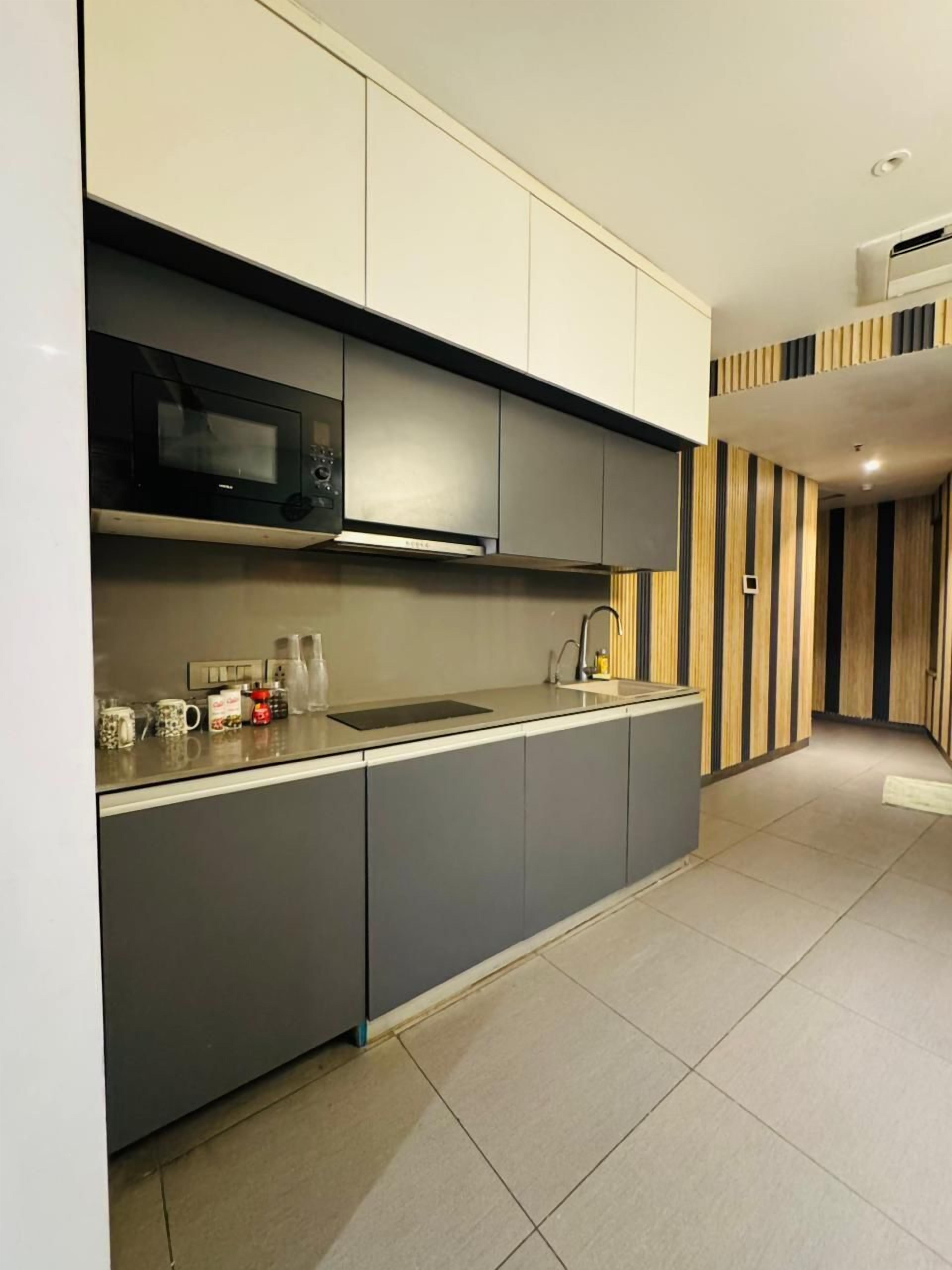 Luxury Studio Suite, City View | Private kitchen | Mini-fridge, microwave, cookware/dishes/utensils