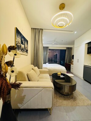 Lyxig studiosvit - utsikt mot staden | Skrivbord, arbetsyta för laptop och gratis wi-fi