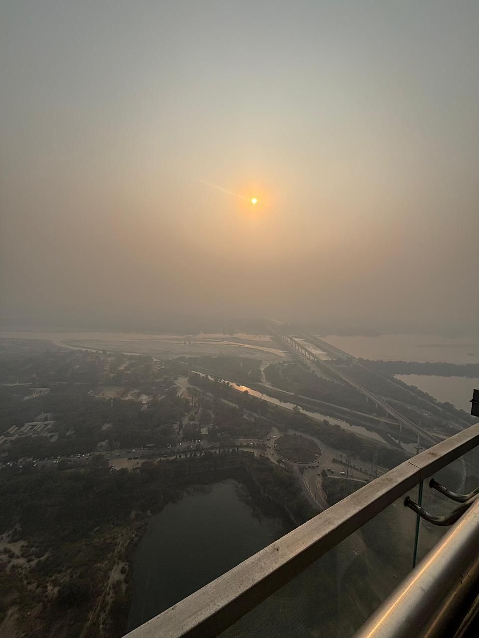 Vista aérea de un paisaje urbano con un río, puentes y un puente en primer plano.
