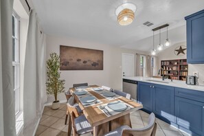 Dining - 4BR, Grill & Games, 10 Min to NRG, Toyota, Museums, Downtown, Midtown (Houston)