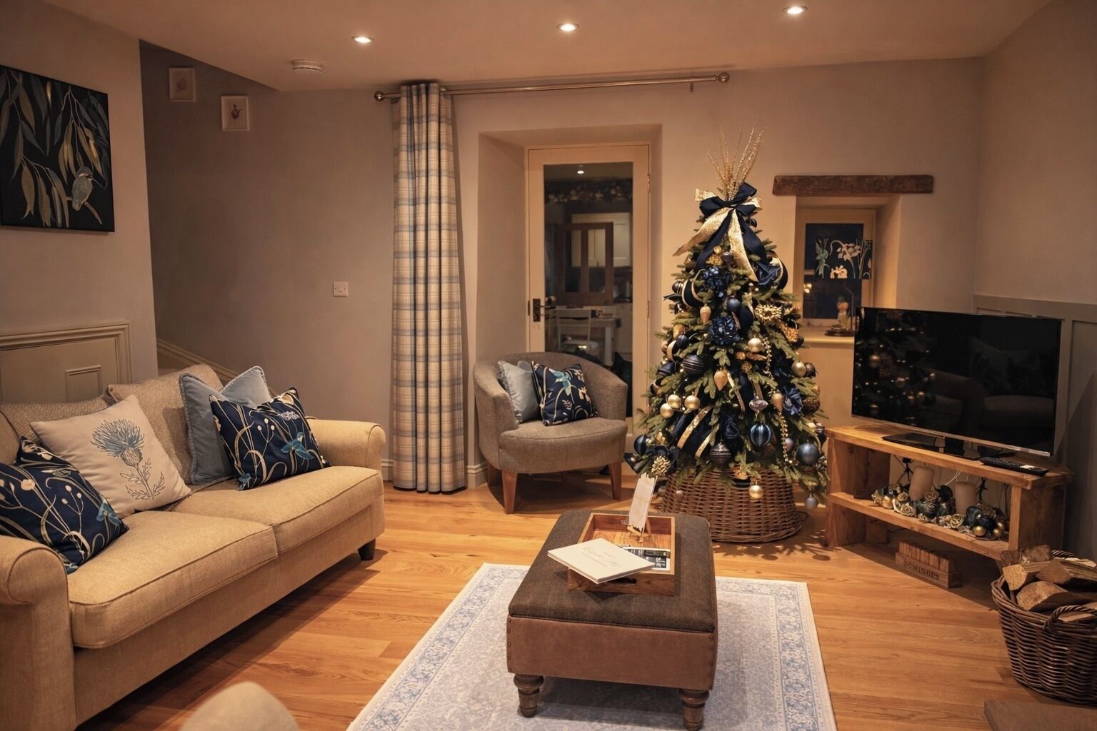 Een televisie en een open haard