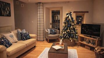 Een televisie en een open haard