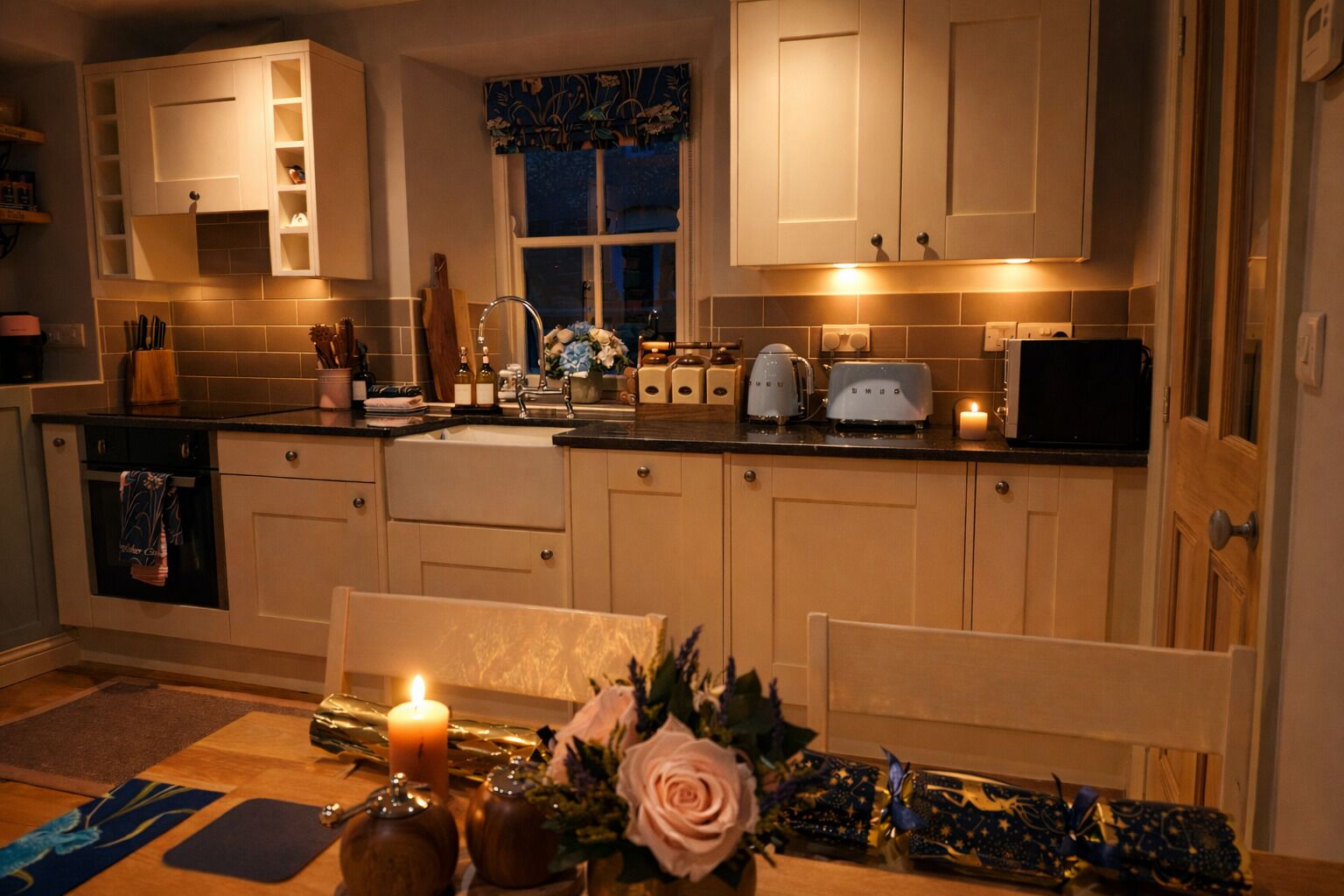 Een magnetron, een oven, een vaatwasser