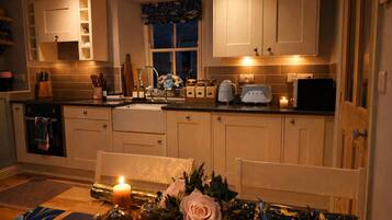 Een magnetron, een oven, een vaatwasser