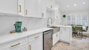 Microwave, oven, stovetop, dishwasher - Poolside Paradise - 3 BR with Game Room & Pool Table! (Ocala)