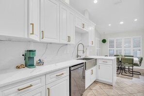 Mikrobølgeovn, ovn, kokeplater og oppvaskmaskin