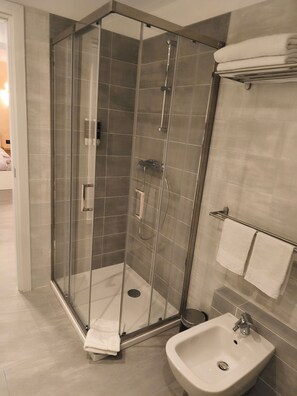 Bruser, hårtørrer, bidet, håndklæder