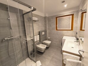 Shower, hair dryer, bidet, towels - Dimora Ananthèo is a new and cozy vacation home in the center of Tirano (Tirano)