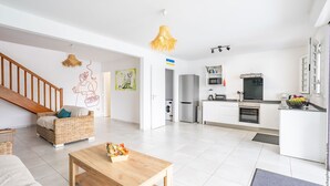 Un apartamento moderno con sala de estar, cocina y comedor.