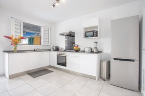 Kylskåp, mikrovågsugn, ugn och diskmaskin