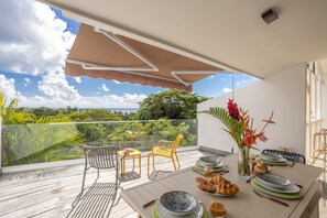 Outdoor dining - La Diamantine - Suites en ecrin tropical (Le Diamant)