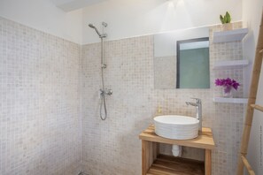 Doccia, asciugacapelli, asciugamani, shampoo