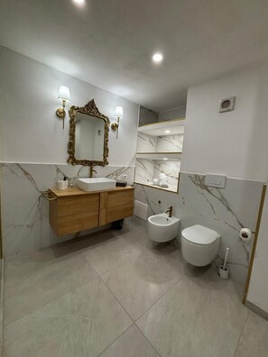 تجهيزات دش، مجففات شعر، مراحيض شطف، مناشف