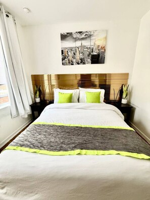 1 bedroom, iron/ironing board, WiFi, bed sheets -  Cozy Gateway 20Mints From Time Square NYCity. Apartment Studio. (West New York)