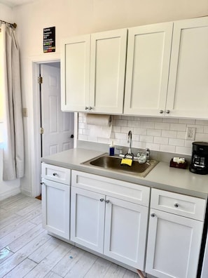 Coffee/tea maker, fridge, microwave, stovetop - RiverEdge Apt Gateway20Mints FromTime SquareNYC (West New York)