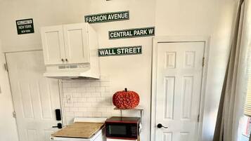 冷蔵庫、電子レンジ、コンロ、コーヒー / ティーメーカー