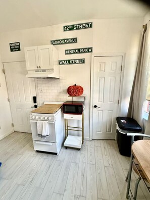 Frigorifero, microonde, piano cottura, macchina per tè/caffè