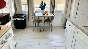 冷蔵庫、電子レンジ、コンロ、コーヒー / ティーメーカー