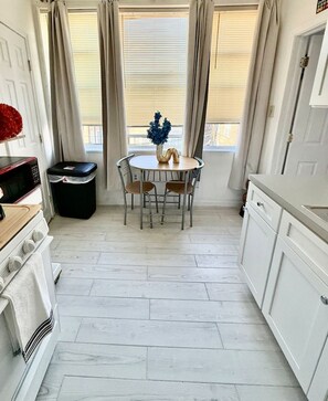 冷蔵庫、電子レンジ、コンロ、コーヒー / ティーメーカー