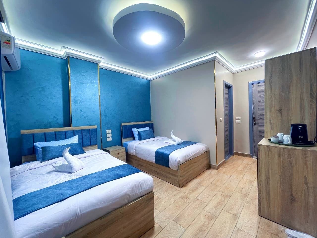 مكتب ومكواة/لوح كي وواي فاي مجانًا