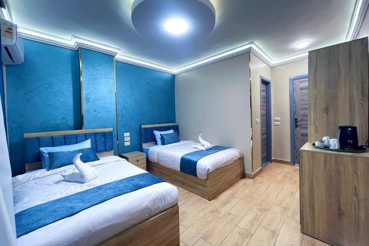 مكتب ومكواة/لوح كي وواي فاي مجانًا