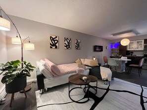 Smart TV, chimenea, libros y estéreo 