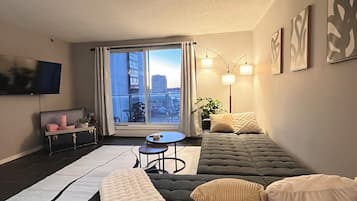 Smart TV, chimenea, libros y estéreo