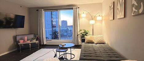 Una Smart TV, una chimenea, libros, un reproductor estéreo