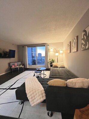 Smart TV, chimenea, libros y estéreo 