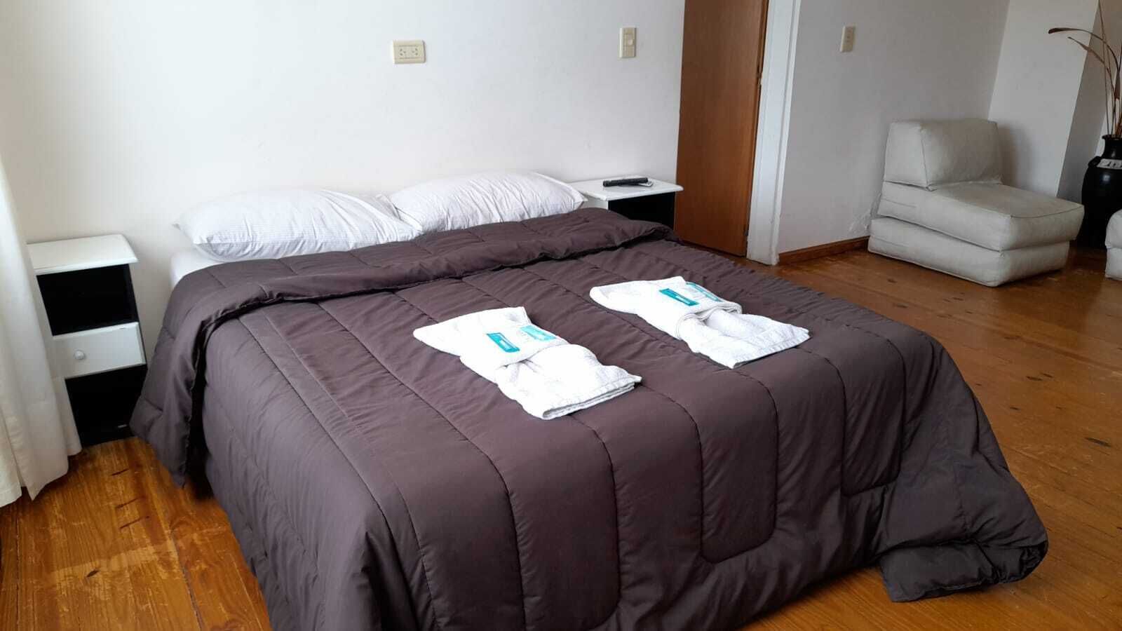 Habitación clásica | Ropa de cama de alta calidad, edredones de plumas, decoración individual