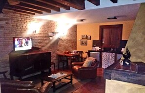 บ้านพัก, ลานระเบียง, วิวภูเขา | บริเวณนั่งเล่น | สมาร์ททีวี 36 นิ้ว พร้อมช่องดิจิตอล, เตาผิง