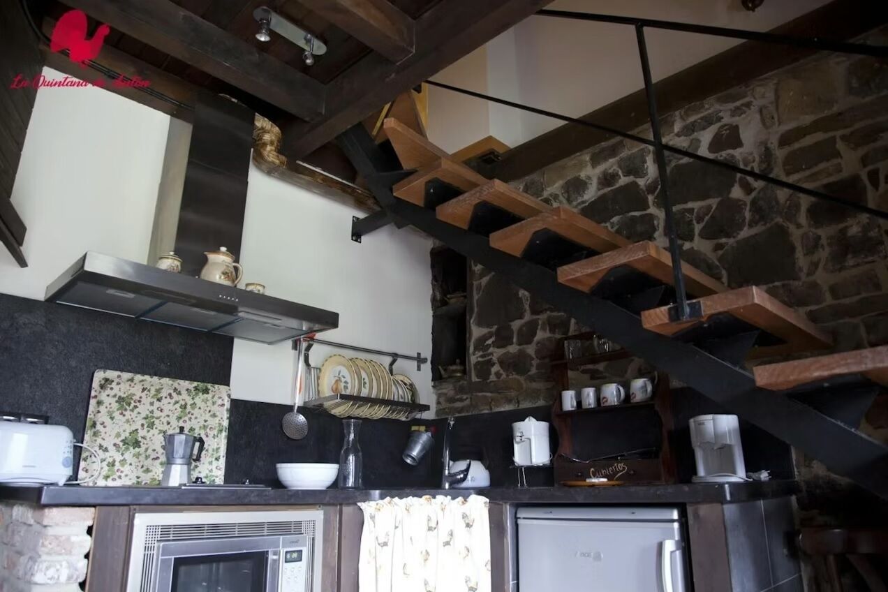 Casa, pati, vistes a la muntanya | Cuina privada | Frigorífic, microones, forn i placa de cuina 