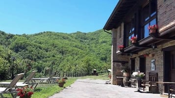 Casa, patio, vistas a la montaña | Fachada del alojamiento