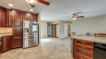Fridge, microwave, stovetop, dishwasher