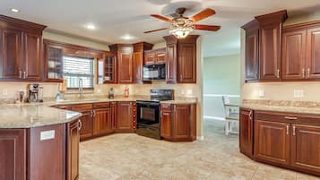 Fridge, microwave, stovetop, dishwasher