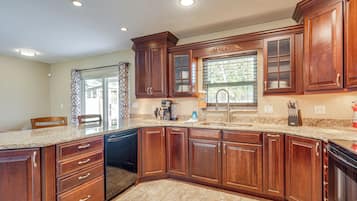 Fridge, microwave, stovetop, dishwasher