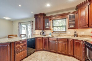 Fridge, microwave, stovetop, dishwasher - Great for Digital Nomads! Spacious Home in Largo (Largo)