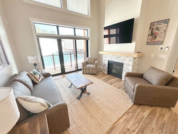 Smart TV, fireplace - Modern Townhouse at Cranmore Mountain, Ski On/Off (Conway)