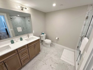 Shower, hair dryer, towels, soap - Modern Townhouse at Cranmore Mountain, Ski On/Off (Conway)