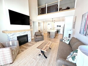 Smart TV, fireplace - Modern Townhouse at Cranmore Mountain, Ski On/Off (Conway)