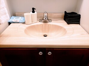 Douche, séchoir à cheveux, serviettes fournies, savon