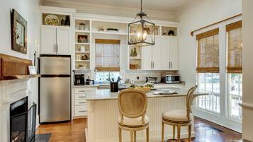 Coffee/tea maker, cookware/dishes/utensils