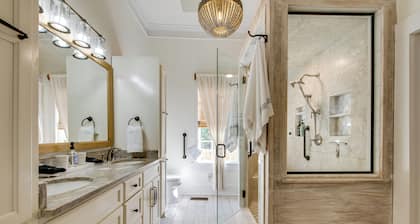 Walk to Broad St! Family Home in Historic District