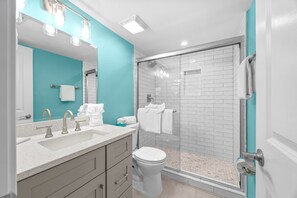 Hair dryer, towels, soap, shampoo - Seashells 23: Bright, Beachy Comfort with Pool, Tennis, and Easy Beach Access (Sanibel)