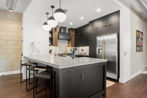 Fridge, microwave, oven, stovetop - The Strata Barn - Luxury Townhome in Hyde Park (Tampa)