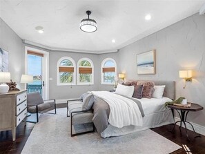 6 bedrooms, in-room safe, iron/ironing board, WiFi - Intercoastal Escape - Water Views - Pool & Hot Tub (Indian Rocks Beach)