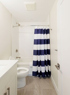 Hair dryer, towels - Sutton Lakehouse on Three Mile Lake in Muskoka (Utterson)