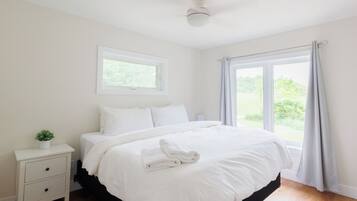 4 bedrooms, desk, WiFi, bed sheets