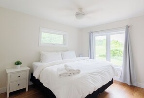 4 bedrooms, desk, WiFi, bed sheets