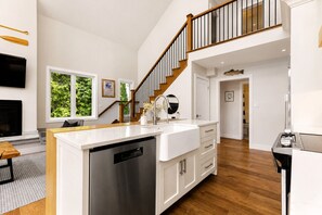 Fridge, microwave, oven, stovetop - Sutton Lakehouse on Three Mile Lake in Muskoka (Utterson)